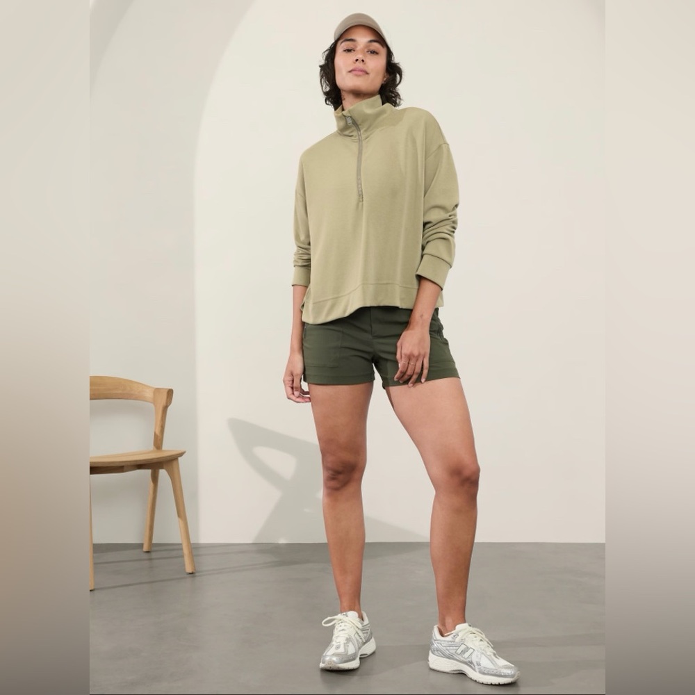 Like new Athleta Seasoft Quarter Zip XS Olive Branch